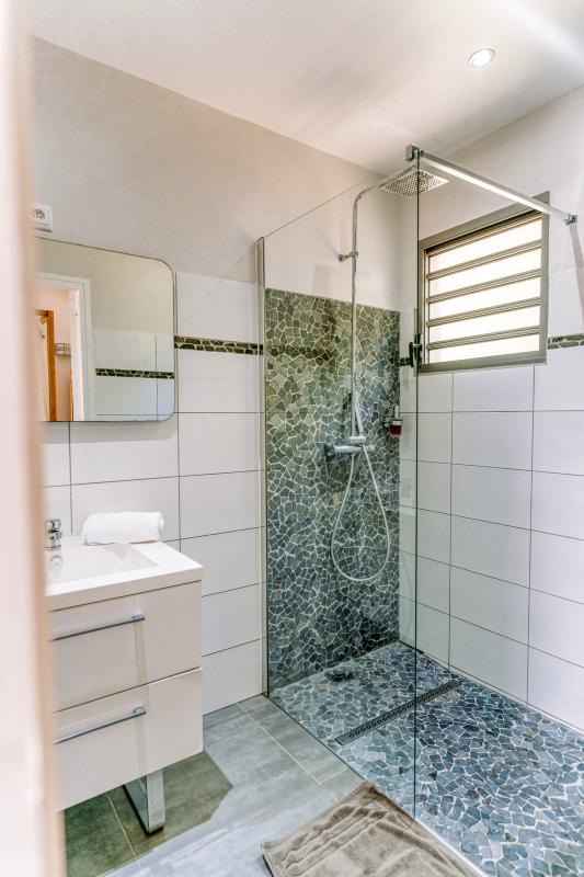 Lodge à louer pour 4 personnes avec piscine privée à Petit Bourg Guadeloupe_3
